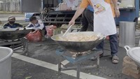 Di dapur umum yang ada di Cianjur, Herman ikut sibuk mengolah masakan. Ia mengenakan apron dan masker sambil masak. Wah masak apa ini ya?  Foto : instagram @hermansuherman