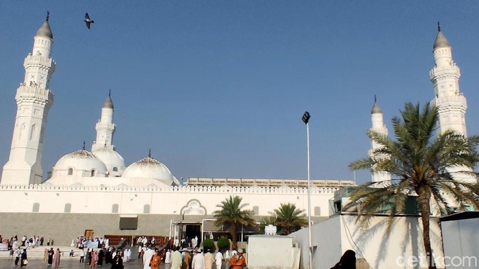 Mengenal Masjid Quba, Masjid Pertama yang Dibangun Rasulullah Masjid Quba adalah masjid pertama yang dibangun Rasulullah pada 8 Rabiul Awal pada 1 Hijriyah. Berada 5km dari masjid Nabawi atau sebelah tenggara di luar kota Madinah. Memiliki 19 pintu dengan 3 pintu utama. Dua diantaranya dibuka untuk jamaah Pria dan 1 untuk jemaah wanita.
Masjid ini memiliki 4 menara yang menjulang tinggi. Masjid ini juga memiliki enam kubah besar, masing-masing berdiameter 12 meter dan 56 kubah kecil yang berdiameter enam meter.