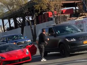 Seram! Prank Lempar Keju, Pemilik Mobil Sport Malah Ngamuk
