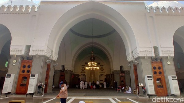 Masjid Quba memiliki tujuh pintu masuk utama dan 12 pintu masuk tambahan. Ada empat menara, 56 kubah kecil berdiameter 6 meter, perpistakaan hingga pusat pemasaran (Rachman Haryanto/detikcom)