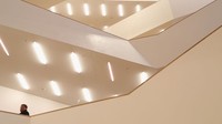 Pengunjung melintasi tangga di dalam gedung konser Elbphilharmonie, Hamburg, Jerman (4/11/2016). Gedung konser  dirancang oleh arsitek  Jacques Herzog dan Pierre de Meuron tersebut menghabiskan anggaran hingga 789 juta Euro. Sean Gallup/Getty Images