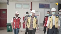 Menteri Basuki juga mengingatkan untuk menjaga kerapihan dan keselamatan kerja, termasuk bagi 300 pekerja yang terlibat. Penyelesaian pembangunan RS Akademi UGM dilaksanakan sesuai protokol pencegahan COVID-19, seperti menjaga jarak fisik, menggunakan masker, dan menghindari kerumunan serta Inmen PUPR No 02/IN/M/2020 tentang Protokol Pencegahan Penyebaran Corona Virus Disease 2019 (COVID-19) dalam Penyelenggaraan Jasa Konstruksi.Foto: Dok. Kementerian PUPR