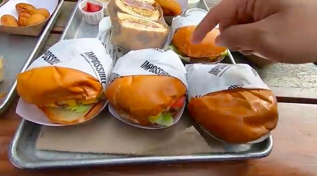 Keluarga Alinskie cicip burger hits di AS