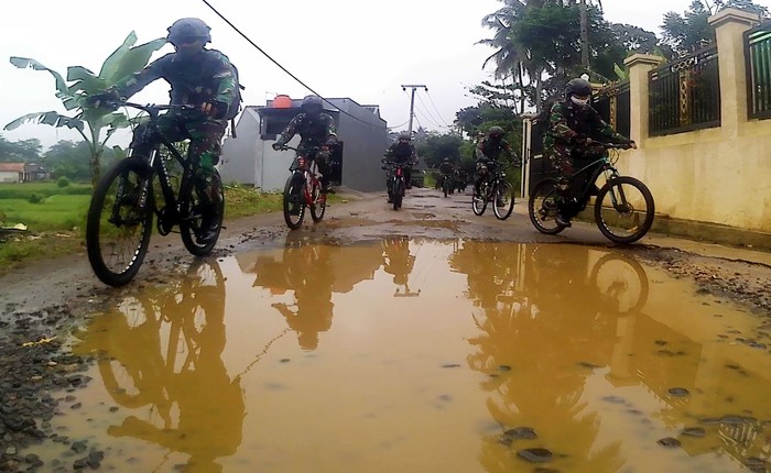 Para personel TNI Batalyon Infateri 310 Kidang Kencana Sukabumi menyalurkan bantuan untuk warga terdampak COVID-19 dengan cara yang unik. Yakni dengan cara bersepeda.