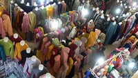 Pedagang melayani konsumen yang berbelanja busana muslim di pusat perbelanjaan Pasar Aceh, Banda Aceh, Aceh, Jumat (1/5/2020). Pedagang yang berjualan busana muslim di pusat perbelanjaan itu mengeluh sejak sebulan terakhir omset penjualan menurun hingga 75 persen akibat kurangnya aktivitas warga di luar rumah terkait wabah COVID-19.