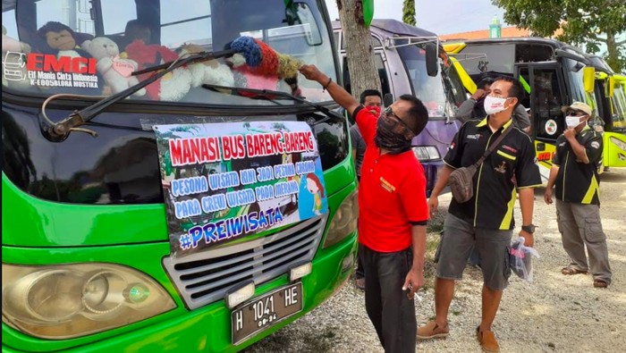 Puluhan pengusaha Elf gelar aksi manasi mesin di pinggir lapangan Kridosono, Blora.