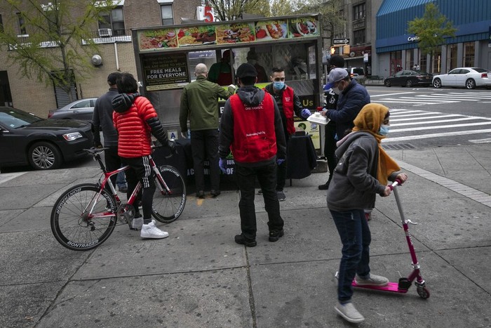 Relawan dari Muslim Giving Back dan Gyro King membagikan makanan halal gratis di Brooklyn, New York. Makanan itu untuk masyarakat yang terdampak virus Corona.