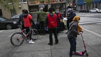 Pembagian makanan halal itu dilakukan di kawasan Bay Ridge, Brooklyn, New York, Kamis (30/4/4/20200.