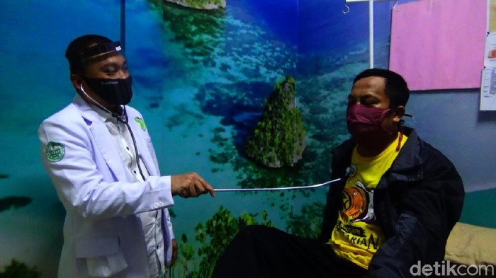 Dokter di Banjarnegara modifikasi stetoskop demi physical distancing
