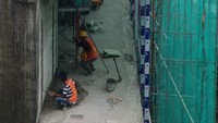 Lingkup pekerjaan meliputi pekerjaan struktur, arsitektur, mekanikal elektrikal dan plumbing. Pekerjaan perbaikan struktur berupa pekerjaan screed beton (lapisan halus di atas beton/plester), perkuatan baja, dan perbaikan membran. Pekerjaan mekanikal elektrikal dan plumbing meliputi pekerjaan kabel tray, pipa conduit, hydran, instalasi air minum dan listrik. Perkiraan anggaran penyelesaian pembangunan rumah sakit ini Rp 60 miliar. Foto: Dok. Kementerian PUPR