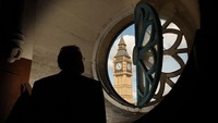 Menara Big Ben terlihat dari jendela Gereja Santa Margaret, London (15/5/2009). Sepuluh tahun lalu, biaya renovasi gereja tempat pernikahan tokoh Inggris Winston Churchill tersebut mencapai 2 juta pound.  Macdiarmid/Getty Images
