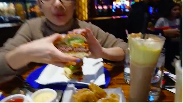 Keluarga Alinskie cicip burger hits di AS