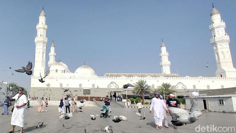 Mengenal Masjid Quba, Masjid Pertama yang Dibangun Rasulullah Masjid Quba adalah masjid pertama yang dibangun Rasulullah pada 8 Rabiul Awal pada 1 Hijriyah. Berada 5km dari masjid Nabawi atau sebelah tenggara di luar kota Madinah. Memiliki 19 pintu dengan 3 pintu utama. Dua diantaranya dibuka untuk jamaah Pria dan 1 untuk jemaah wanita.
Masjid ini memiliki 4 menara yang menjulang tinggi. Masjid ini juga memiliki enam kubah besar, masing-masing berdiameter 12 meter dan 56 kubah kecil yang berdiameter enam meter.