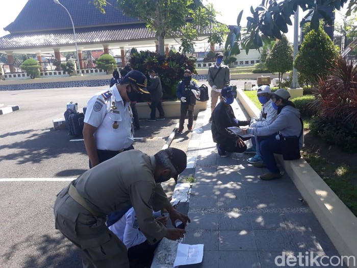 Rombongan TKI Pulang dari Aljazair Tiba di Kantor Pemkab Blitar