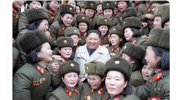 Kim Jong Un dipastikan masih hidup membuat para tentara ini gembira. Foto: Twitter