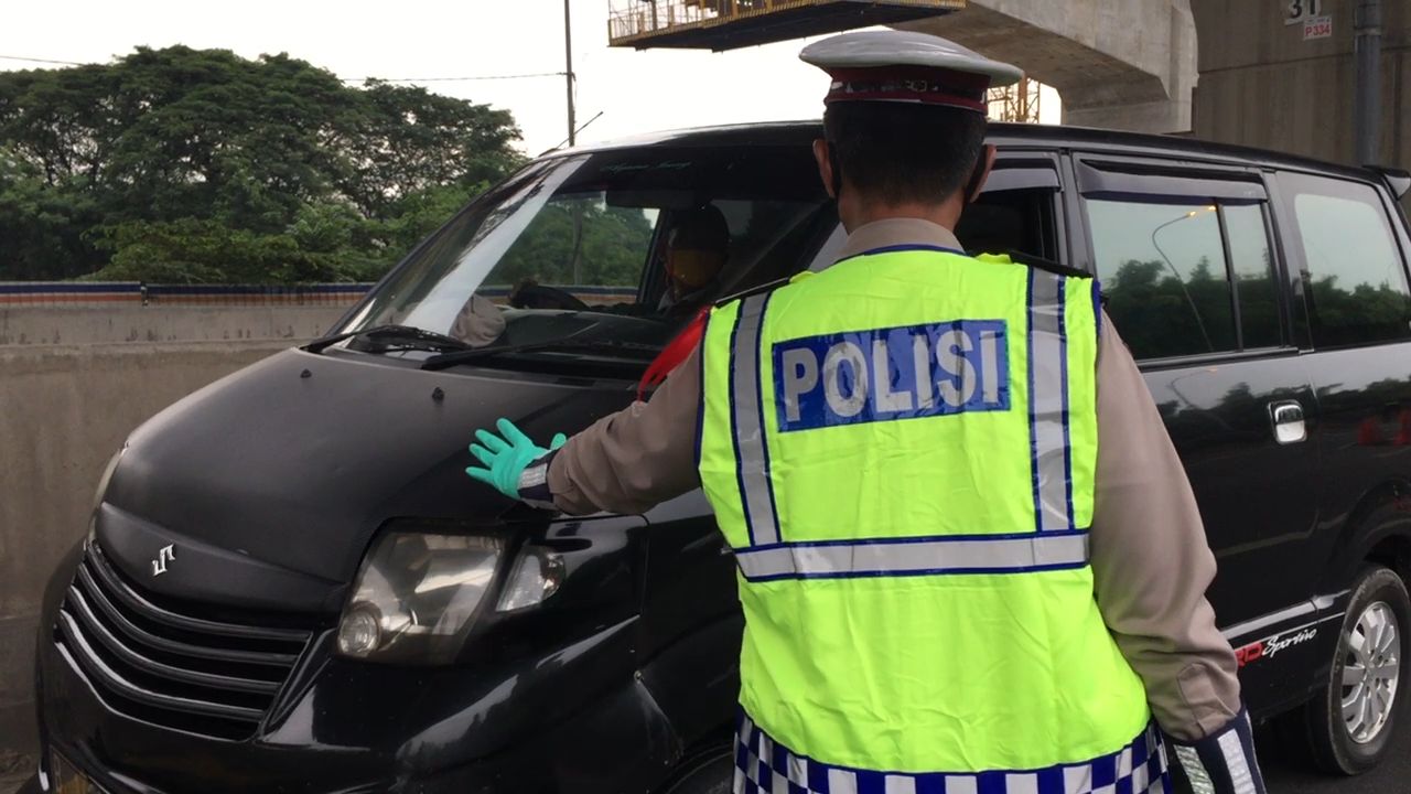 Pembatasan Sosial Berskala Besar (PSBB) masih terus dilakukan di Tol Cikampek. Polisi berhasil menindak sebuah mobil yang berisi pemudik asal Jakarta yang hendak menuju Pacitan, Jawa Timur.