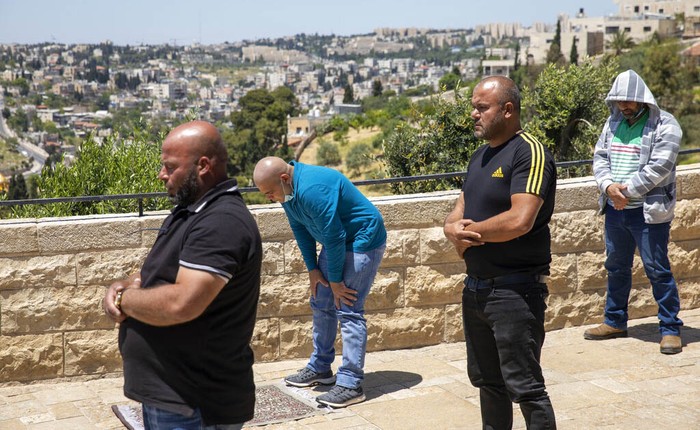 Al Aqsa Ditutup, Umat Muslim Salat di Bukit Zaitun Masjid Al Aqsa ditutup selama Ramadan untuk mencegah penyebaran virus Corona. Umat muslim pun melaksanan ibadah salat di Bukit Zaitun, Yerusalem.