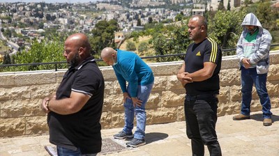 Al Aqsa Ditutup, Umat Muslim Salat di Bukit Zaitun