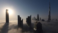 Gedung tertinggi di Dubai, Burj Khalifa (kiri) terlihat menjulang menembus awan, (27/9/2017).  Gedung setinggi 829 meter tersebut dikerjakan oleh berbagai arsitek dunia.  Photo by Tom Dulat/Getty Images