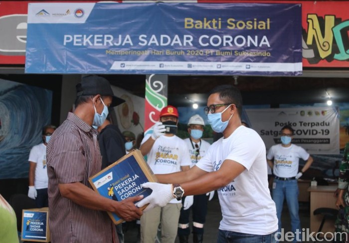 Pekerja Tambang Emas di Banyuwangi Bagikan Sembako Warga Terdampak COVID-19