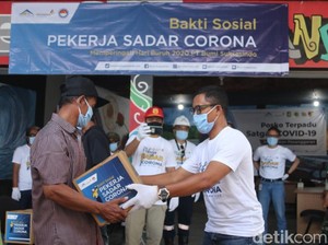 Pekerja Tambang Emas Banyuwangi Bagikan Sembako Warga Terdampak COVID-19