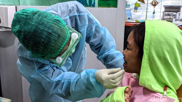 Saat ini semua praktek dokter diharuskan menggunakan APD untuk menangkal penyebaran COVID-19 tak terkecuali praktek dokter di kawasan Bintaro ini.