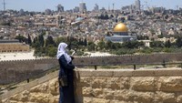 Umat muslim bersiap menunaikan ibadah salat di Bukit Zaitun, Yerusalem, Jumat (1/5/2020). Bukit yang digunakan untuk melaksanan salah ini berada di seberang Masjid Al Aqsa (kiri) dan Dome of the Rock (kanan).