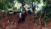 Jenazah tersebut sudah dalam kondisi tulang belulang dan menyisakan kain kafan yang sudah usang.
