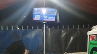 Sebagai orang nomor 1 di Cianjur, Herman tak gengsi makan di warung pecel lele. Lihat saja aksinya saat makan, terlihat sederhana dan tidak mencolok.  Foto : instagram @hermansuherman