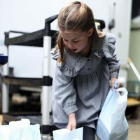 Dikabarkan Daily Mail, kegiatan amal tersebut dilakukan beberapa hari lalu. Mereka membagikan makanan tersebut ke rumah-rumah warga lansia yang beradi di sekitaran Sundringham, kediaman resmi keluarga Ratu Elizabeth II untuk liburan. Putri Charlotte bahkan ikut memasakan mempersiapkan paket makanan berupa pasta itu. (Foto: Duchess of Cambridge/Kensington Palace via AP)