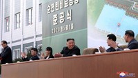 Dilaporkan KCNA, Kim menginspeksi pabrik tersebut dan dijelaskan mengenai proses produksi. Korean Central News Agency/Korea News Service via AP.