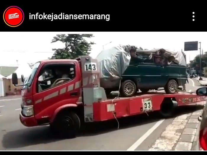 Tangkapan layar truk bermuatan mobil isi 8 orang di Semarang