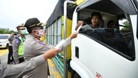 Operasi Ketupat 2020 yang digelar tahun ini adalah operasi kemanusiaan, dengan demikian petugas mengedepankan tindakan persuasif dan humanis dalam menghalau masyarakat yang masih nekat mudik. Sanksi maksimal yang dikenakan terhadap pemudik adalah putar balik kembali ke rumah masing-masing. Foto: dok. Korlantas