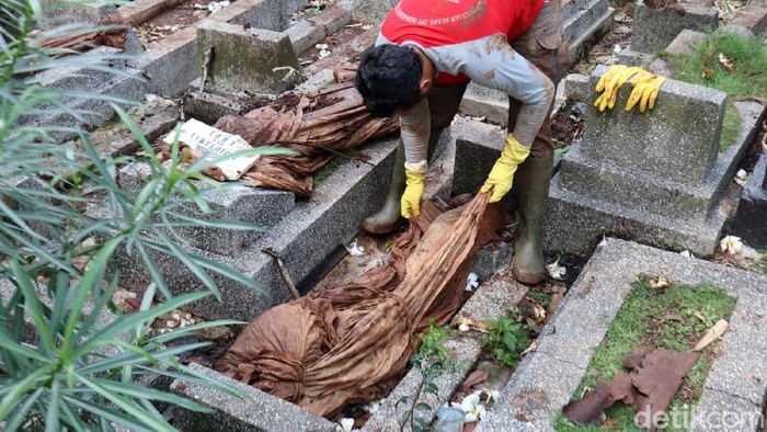 Sebanyak 12 jenazah yang tergerus longsor di TPU Cikutra, Kota Bandung, Jawa Barat berhasil dievakuasi. Rencananya jenazah akan dimakamkan kembali di TPU tersebut.