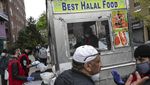 Bagi-bagi Makanan Halal Gratis di New York