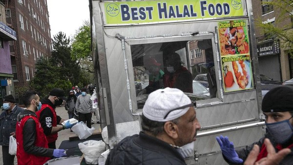 Bagi-bagi Makanan Halal Gratis di New York