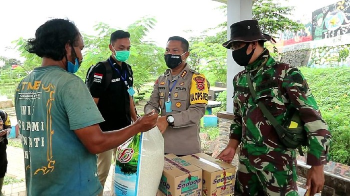 Warga bandung makan nasi aking dapat bantuan polisi