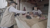 Pria murah senyum ini juga diketahui sering berkunjung ke pasar dan rumah warga untuk memastikan warganya dalam keadaan baik. Seperti saat blusukan ke pasar tradisional ini. Foto : instagram @hermansuherman