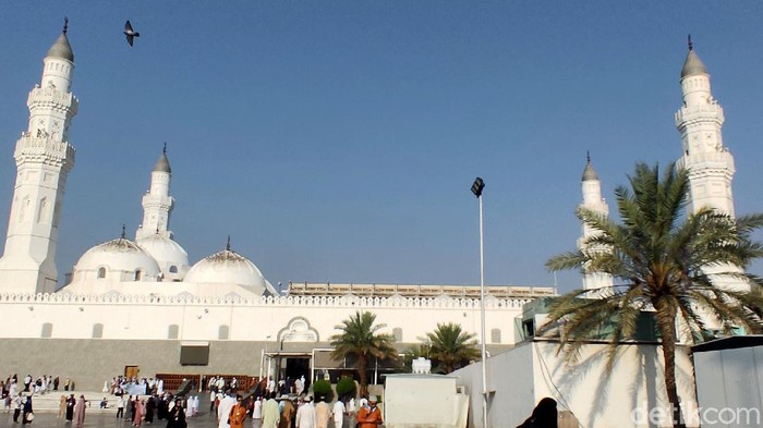 Masjid Quba adalah masjid pertama yang dibangun Rasulullah pada 8 Rabiul Awal pada 1 Hijriyah. Berada 5km dari masjid Nabawi atau sebelah tenggara di luar kota Madinah. Memiliki 19 pintu dengan 3 pintu utama. Dua diantaranya dibuka untuk jamaah Pria dan 1 untuk jemaah wanita. 

Masjid ini memiliki 4 menara yang menjulang tinggi. Masjid ini juga memiliki enam kubah besar, masing-masing berdiameter 12 meter dan 56 kubah kecil yang berdiameter enam meter.