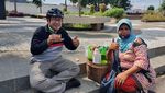 Narsis Pajang Foto di Nasi Kotak Gratis, Plt Bupati Cianjur Senang Kulineran