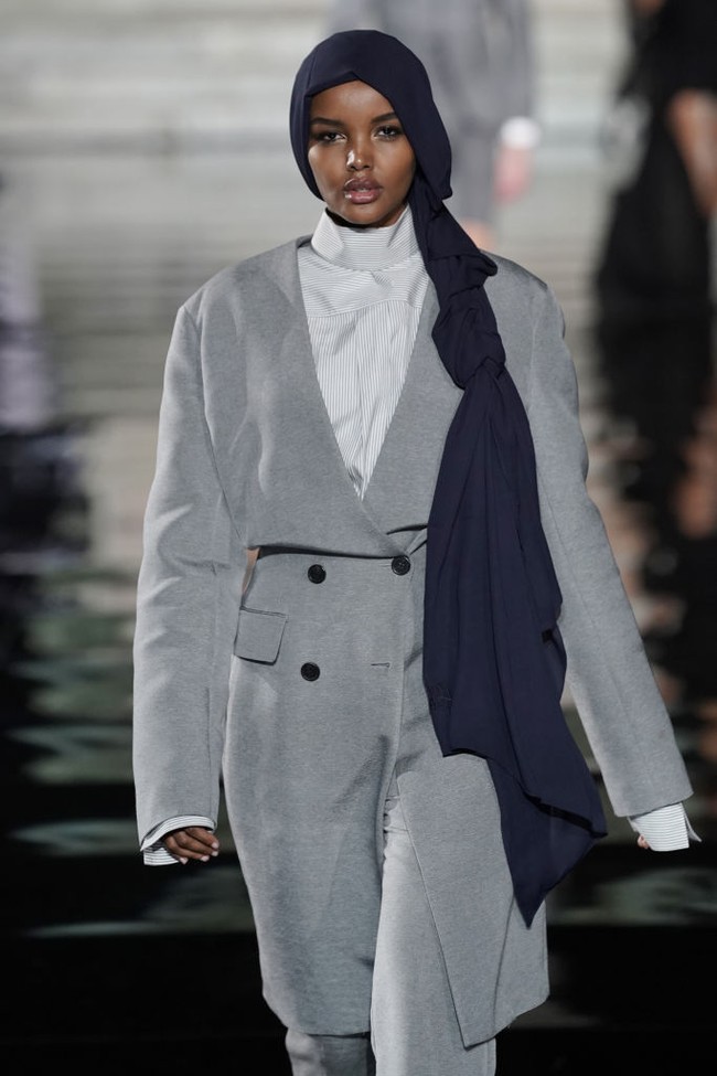 Nomine lain adalah Halima Aden. Perempuan asal Somalia ini menjadi model berhijab pertama yang muncul di sampul majalah Sports Illustrated.(Foto: Getty Images for Tommy Hilfiger/Stuart C. Wilson)