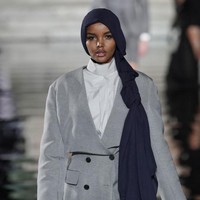 Nomine lain adalah Halima Aden. Perempuan asal Somalia ini menjadi model berhijab pertama yang muncul di sampul majalah Sports Illustrated.(Foto: Getty Images for Tommy Hilfiger/Stuart C. Wilson)