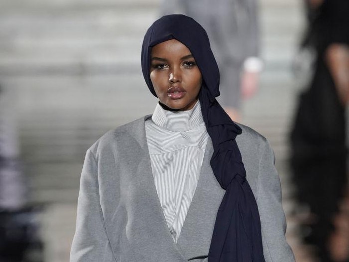 LONDON, ENGLAND - FEBRUARY 16: Halima Aden walks the runway TOMMYNOW London Spring 2020 at Tate Modern on February 16, 2020 in London, England. (Photo by Stuart C. Wilson/Getty Images for Tommy Hilfiger)