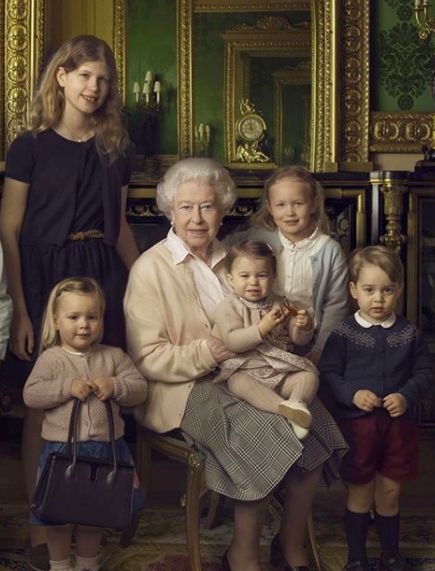 Ratu Elizabeth II bersama cucu-cucunya