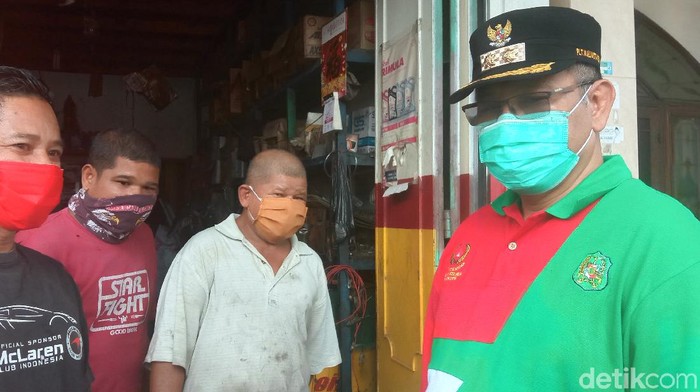 Plt Wali Kota Medan Akhyar Nasution (kanan) memberikan sosialiasi ke warga untuk menggunakan masker.