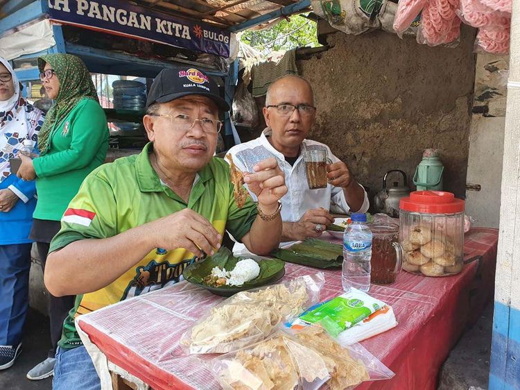 Narsis Pajang Foto di Nasi Kotak Gratis, Plt Bupati Cianjur Senang Kulineran