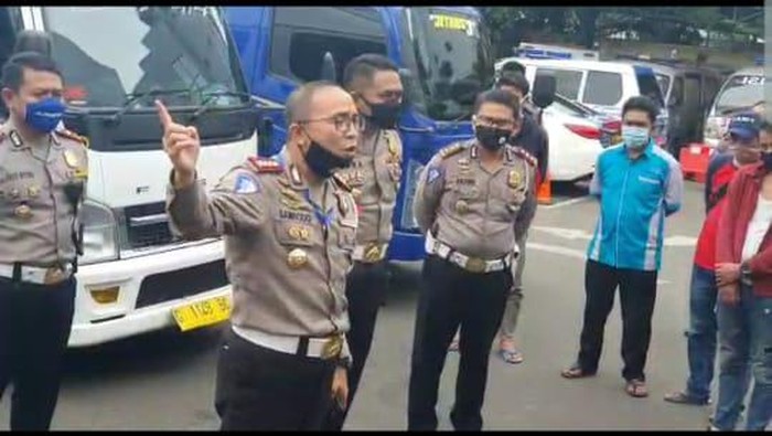 Polisi amankan 15 travel yang akan antar pemudik ke Jawa