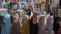 Pedagang menunggu pembeli di toko miliknya di pusat kain dan busana muslim Ilir Barat Permai, Palembang, Sumatera Selatan, Jumat (1/5/2020).