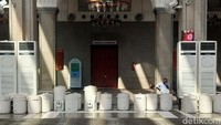 Seseorang sedang beribadah dan bersujud di masjid pertama yang Rasul bangun. Saat kita menyambangi dua kota suci untuk beribadah, pasti kita akan disinggahi ke Masjid Quba ini untuk melaksanakan salat sunah.