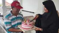 Sebagai suami romantis, Herman terlihat memberikan kue di hari ulang tahun istri tercinta. So sweet! Foto : instagram @hermansuherman